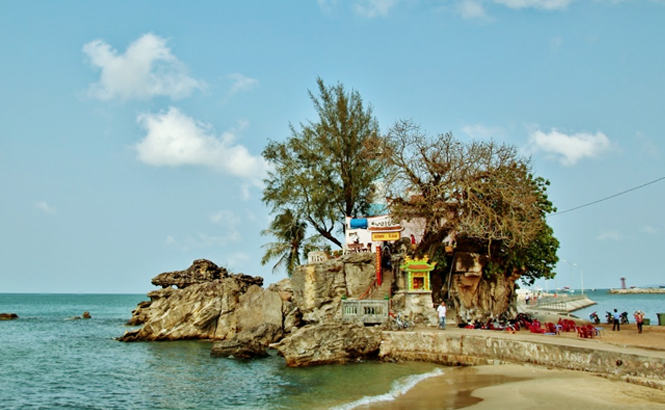 Dinh Cua Rock (Cua Temple)